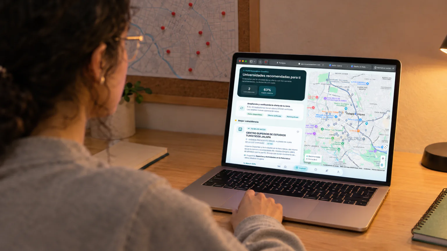 Estudiante explorando el mapa de universidades recomendadas en su laptop